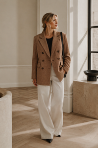 Blazer Favorite Daughter Phoebe motif pied-de-poule caramel avec revers en pointe et épaules structurées_edito