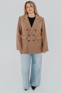 Blazer Favorite Daughter Phoebe motif pied-de-poule caramel avec revers en pointe et épaules structurées vue de face
