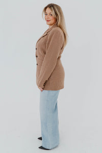 Blazer Favorite Daughter Phoebe motif pied-de-poule caramel avec revers en pointe et épaules structurées vue latérale
