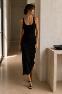 Sandale Givenchy Naked en satin noir, bride fine croisée sur le coup de pied, bride de cheville fermée par une boucle à ardillon, talon entièrement gainé de satin de 9 cm_editoriale