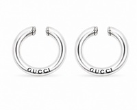 Earcuffs Gucci Speculum Majus en laiton plaqué palladium argenté vieilli, gravures latines et signature GUCCI, système à charnière sans perçage, collection Anger Forest d'Alessandro Michele_Vue fond blanc