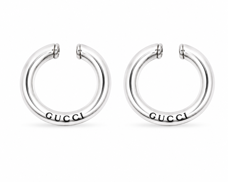 Earcuffs Gucci Speculum Majus en laiton plaqué palladium argenté vieilli, gravures latines et signature GUCCI, système à charnière sans perçage, collection Anger Forest d'Alessandro Michele_Vue fond blanc
