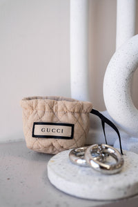 Earcuffs Gucci Speculum Majus en laiton plaqué palladium argenté vieilli, gravures latines et signature GUCCI, système à charnière sans perçage, collection Anger Forest d'Alessandro Michele_pochette