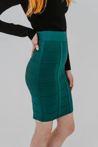 Jupe crayon bandage vert émeraude Hervé Léger, taille haute, coupe moulante iconique, style glamour - vue latérale

