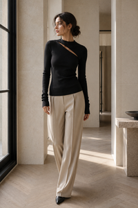 Haut en tricot viscose noir Victoria Beckham avec découpes cut-out, coupe ajustée élégante, style luxe minimaliste - edito