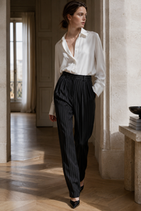 Pantalon IRO Gouvy en mélange de laine noir et gris, jambe droite, taille haute avec plis plats devant, poches fonctionnelles à l'entrejambe, fermeture éclair et bouton, tissu respirant avec élasticité subtile, non doublé - editoriale