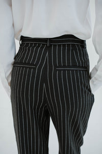 Pantalon IRO Gouvy en mélange de laine noir et gris, jambe droite, taille haute avec plis plats devant, poches fonctionnelles à l'entrejambe, fermeture éclair et bouton, tissu respirant avec élasticité subtile, non doublé - détail arrière
