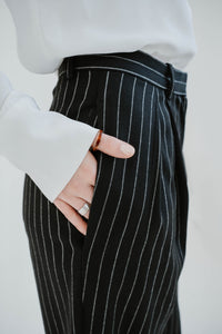 Pantalon IRO Gouvy en mélange de laine noir et gris, jambe droite, taille haute avec plis plats devant, poches fonctionnelles à l'entrejambe, fermeture éclair et bouton, tissu respirant avec élasticité subtile, non doublé - détail poche