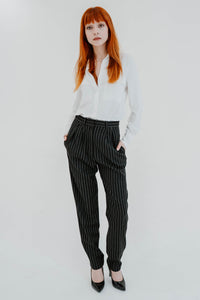 Pantalon IRO Gouvy en mélange de laine noir et gris, jambe droite, taille haute avec plis plats devant, poches fonctionnelles à l'entrejambe, fermeture éclair et bouton, tissu respirant avec élasticité subtile, non doublé - vue de face