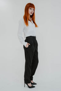 Pantalon IRO Gouvy en mélange de laine noir et gris, jambe droite, taille haute avec plis plats devant, poches fonctionnelles à l'entrejambe, fermeture éclair et bouton, tissu respirant avec élasticité subtile, non doublé - vue latérale