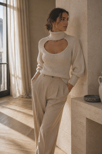 Pull IRO Murane en laine beige avec col roulé, découpe frontale cut-out sur le buste, maille structurée dense, style parisien rock chic_editoral