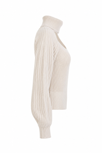 Pull IRO Murane en laine beige avec col roulé, découpe frontale cut-out sur le buste, maille structurée dense, style parisien rock chic_vue de côté