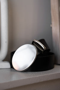 Ceinture Leonie Isabel Marant en cuir de veau lisse noir, boucle ovale massive en métal argenté, largeur 2 pouces, fabriquée en Italie_vue complète