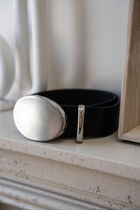 Ceinture Leonie Isabel Marant en cuir de veau lisse noir, boucle ovale massive en métal argenté, largeur 2 pouces, fabriquée en Italie_vue de côté