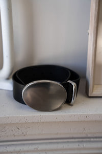 Ceinture Leonie Isabel Marant en cuir de veau lisse noir, boucle ovale massive en métal argenté, largeur 2 pouces, fabriquée en Italie_vue de face