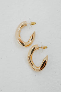 Boucles d'oreilles créoles Isabel Marant The Links en laiton plaqué or, design de maillons entrelacés, silhouette semi-ouverte contemporaine, gravure signature Isabel Marant, fermeture à tige et poussoir, fabrication italienne - paire