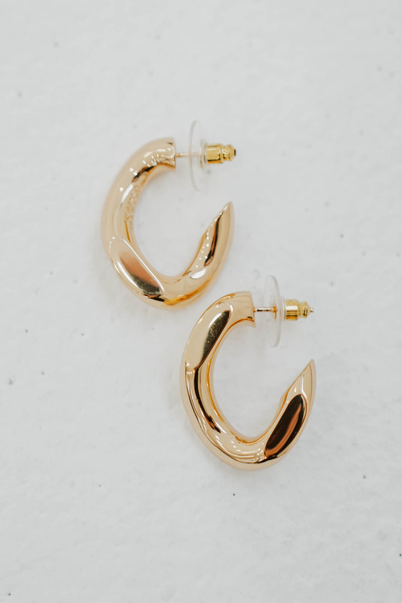 Boucles d'oreilles créoles Isabel Marant The Links en laiton plaqué or, design de maillons entrelacés, silhouette semi-ouverte contemporaine, gravure signature Isabel Marant, fermeture à tige et poussoir, fabrication italienne - paire