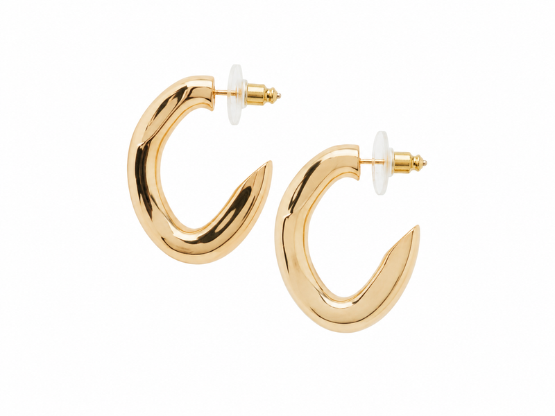 Boucles d'oreilles créoles Isabel Marant The Links en laiton plaqué or, design de maillons entrelacés, silhouette semi-ouverte contemporaine, gravure signature Isabel Marant, fermeture à tige et poussoir, fabrication italienne - vue complète