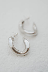 Boucles d'oreilles créoles Isabel Marant The Links en laiton plaqué argent, design de maillons entrelacés, silhouette semi-ouverte contemporaine, gravure signature Isabel Marant, fermeture à tige et poussoir, fabrication italienne- détail