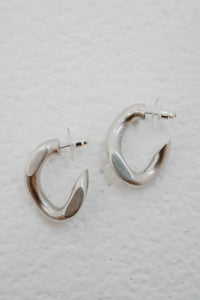 Boucles d'oreilles créoles Isabel Marant The Links en laiton plaqué argent, design de maillons entrelacés, silhouette semi-ouverte contemporaine, gravure signature Isabel Marant, fermeture à tige et poussoir, fabrication italienne - paire