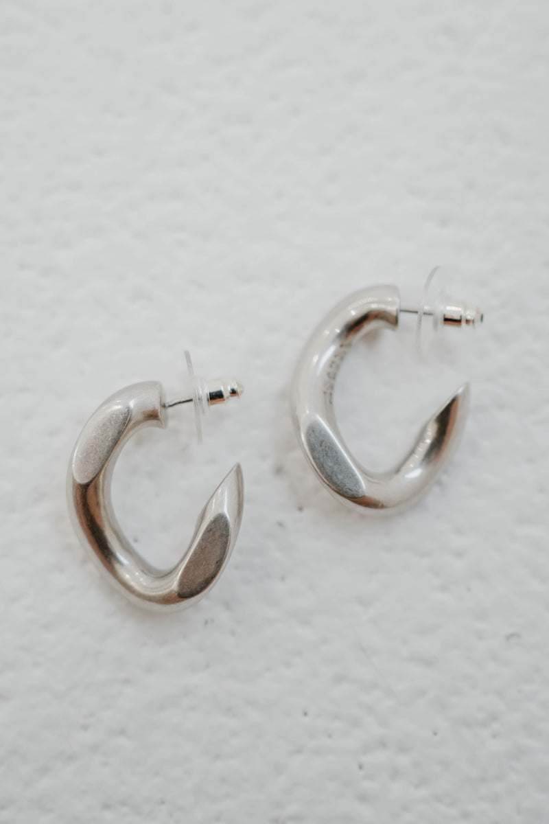 Boucles d'oreilles créoles Isabel Marant The Links en laiton plaqué argent, design de maillons entrelacés, silhouette semi-ouverte contemporaine, gravure signature Isabel Marant, fermeture à tige et poussoir, fabrication italienne - paire