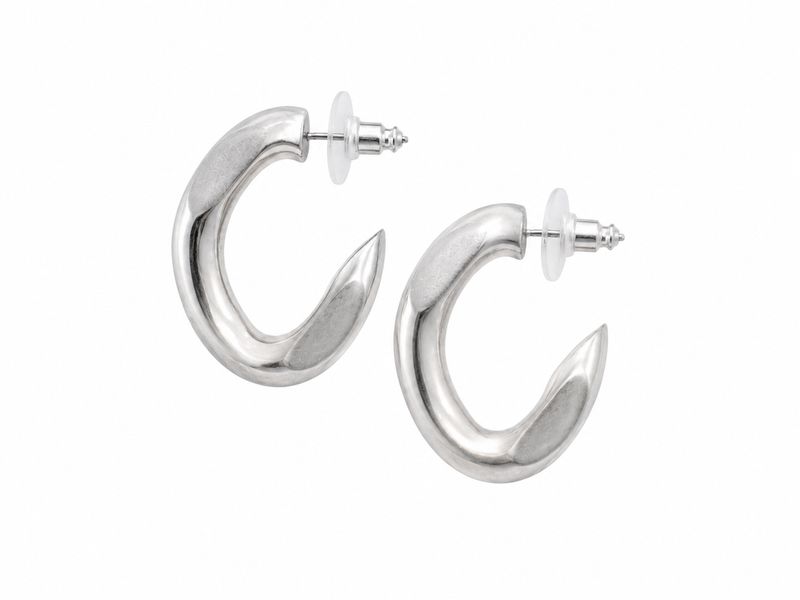 Boucles d'oreilles créoles Isabel Marant The Links en laiton plaqué argent, design de maillons entrelacés, silhouette semi-ouverte contemporaine, gravure signature Isabel Marant, fermeture à tige et poussoir, fabrication italienne - vue complète