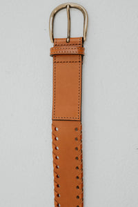Ceinture Isabel Marant Zaf en cuir de vachette souple avec surpiqûres décoratives le long des bords, boucle dorée brillante, passant de maintien, artisanat italien, détails cousus main distinctifs - boucle