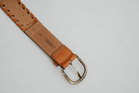 Ceinture Isabel Marant Zaf en cuir de vachette souple avec surpiqûres décoratives le long des bords, boucle dorée brillante, passant de maintien, artisanat italien, détails cousus main distinctifs - taille et marque