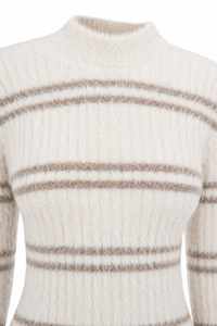 Sweater rayé La Maille Pescadou par Jacquemus en beige et marine, tricot premium, style nautique français - vue de proche tissu