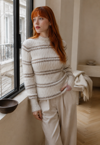 Sweater rayé La Maille Pescadou par Jacquemus en beige et marine, tricot premium, style nautique français - editoriale