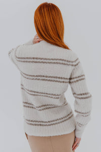 Sweater rayé La Maille Pescadou par Jacquemus en beige et marine, tricot premium, style nautique français - vue de dos