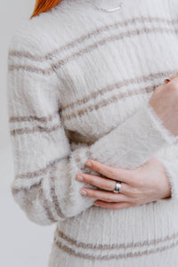 Sweater rayé La Maille Pescadou par Jacquemus en beige et marine, tricot premium, style nautique français - tissu