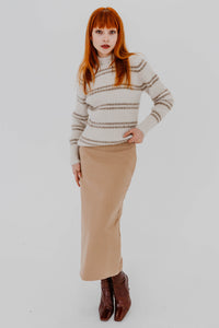 Sweater rayé La Maille Pescadou par Jacquemus en beige et marine, tricot premium, style nautique français - vue de face