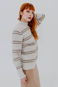 Sweater rayé La Maille Pescadou par Jacquemus en beige et marine, tricot premium, style nautique français - vue latérale