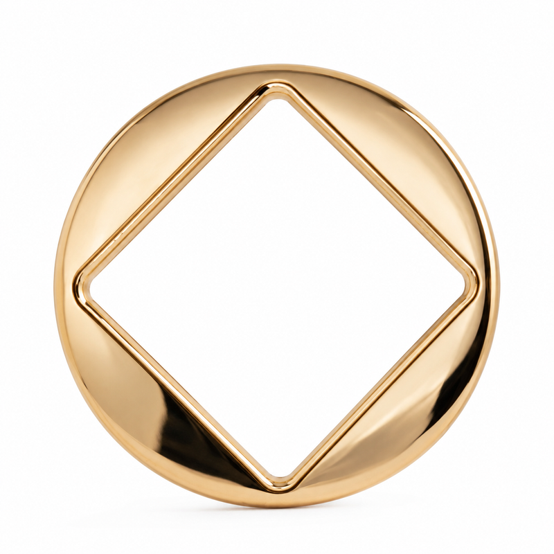 Bracelet Jacquemus Le Bracelet Rond en aluminium doré, silhouette carrée aux angles adoucis, fini miroir ultra-radiant, design géométrique minimaliste, confection italienne_vue fond blanc