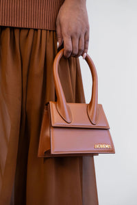 Sac à main Jacquemus Le Chiquito moyen en cuir de veau lisse brun pâle avec surpiqûres blanches contrastantes, anse roulée surdimensionnée et logo doré, maroquinerie italienne_ vue de proche
