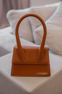 Sac à main Jacquemus Le Chiquito moyen en cuir de veau lisse brun pâle avec surpiqûres blanches contrastantes, anse roulée surdimensionnée et logo doré, maroquinerie italienne_vue de face