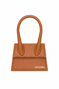 Sac à main Jacquemus Le Chiquito moyen en cuir de veau lisse brun pâle avec surpiqûres blanches contrastantes, anse roulée surdimensionnée et logo doré, maroquinerie italienne_vue ecomm