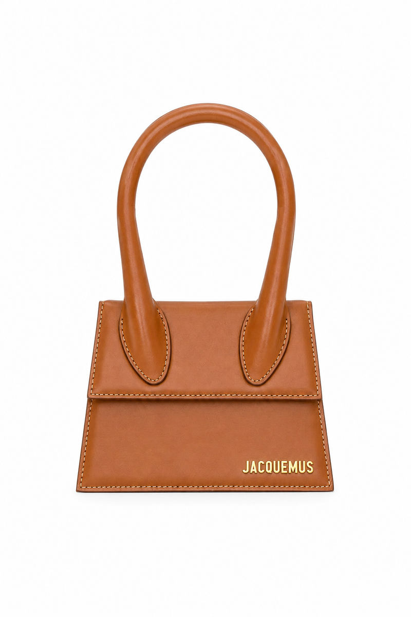Sac à main Jacquemus Le Chiquito moyen en cuir de veau lisse brun pâle avec surpiqûres blanches contrastantes, anse roulée surdimensionnée et logo doré, maroquinerie italienne_vue ecomm