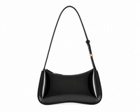 Sac Le Bisou Jacquemus noir en cuir verni haute brillance, strap ajustable positionné au niveau hanche, sac shoulder luxe parisien, finition laquée miroir sur cuir calfskin, logo Jacquemus, taille unique