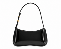 Sac hobo Le Bisou Jacquemus en cuir verni calfskin noir, sangle ajustable en cuir avec boucle dorée, fermeture zip dorée, logo Jacquemus embossé, silhouette crescent architecturale, confectionné en Italie, taille unique