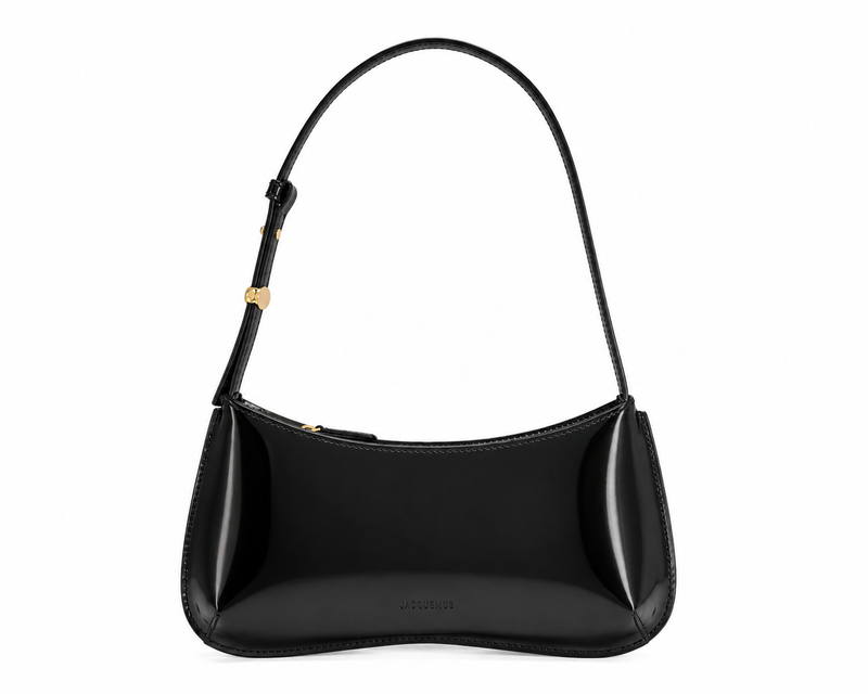 Sac hobo Le Bisou Jacquemus en cuir verni calfskin noir, sangle ajustable en cuir avec boucle dorée, fermeture zip dorée, logo Jacquemus embossé, silhouette crescent architecturale, confectionné en Italie, taille unique