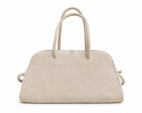 Sac Le Turismo Jacquemus en suède croco ivoire blanc cassé, structure bowling sculptural avec straps latéraux en cuir, proportions H9 × L15.5 × P7 pouces, Jacquemus pour femme