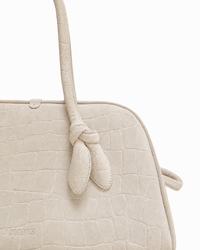 Intérieur du sac Le Turismo Jacquemus, doublure twill de coton, poche zippée intérieure, capacité généreuse, ivoire blanc cassé, finitions luxe maison parisienne