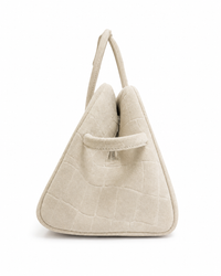 Anses roulées en cuir ivoire du sac Le Turismo Jacquemus avec knotted detailing à la base, suède calfskin croco embossé blanc cassé, détail artisanal maroquinerie italienne