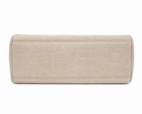 Gros plan texture croco embossé en suède calfskin ivoire du sac Le Turismo Jacquemus, grain reptile en relief sur blanc cassé, mat et sculptural, artisanat luxueux