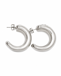 Boucles d'oreilles The Logo Jean Paul Gaultier en laiton plaqué argent, créoles C-shape architecturales avec logo JEAN PAUL GAULTIER embossé en lettres capitales en relief sur la bande extérieure, fermoir tige, finition miroir polie, taille unique_vue de côté