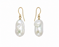 Boucles d'oreilles Grainy Jil Sander, paire de pendants en laiton plaqué or avec perles baroques blanches allongées à surface granuleuse nacrée et irisée, crochet french wire doré et rivet or à la base, taille unique