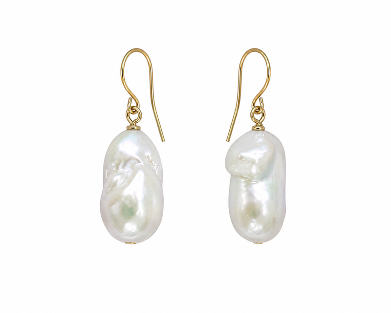 Boucles d'oreilles Grainy Jil Sander, paire de pendants en laiton plaqué or avec perles baroques blanches allongées à surface granuleuse nacrée et irisée, crochet french wire doré et rivet or à la base, taille unique