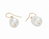 Boucles d'oreilles Grainy Jil Sander, paire de pendants en laiton plaqué or avec perles baroques blanches arrondies à nacre irisée naturelle, crochet en métal doré et rivet doré visible à la base de chaque perle, taille unique